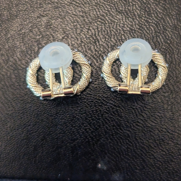 Double hoop infinity clip on earrings - Picture 3 of 6